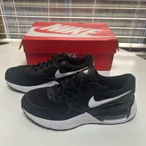 New Nike Air Max Men's Black and White Sneakers. Women size 8/Youth size 6